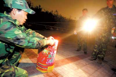 市烟花办昨试放筛选烟花爆竹 燃放二踢脚存争