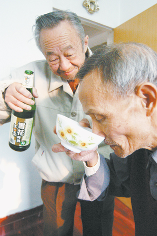 而一般人喝水不注意进到鼻子里都会被呛到,更甭提用鼻子喝水喝酒了.