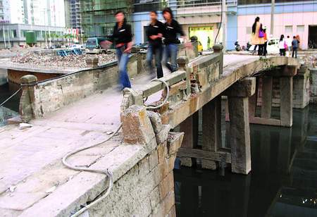 百年万里桥今 梳妆 恢复民国青石栏杆风貌(图)