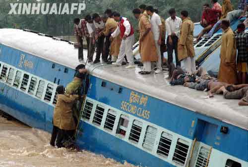 印度列车脱轨事故已有400余人获救 100余人死