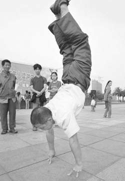 浙江温州世纪广场展示双手"二指禅"(图)