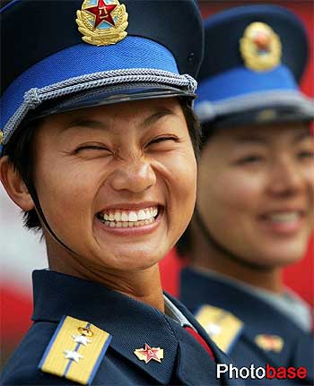 中国空军将士11月10日换新装 统一深蓝色军装