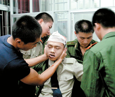 深圳边防快艇被走私船撞击1名战士牺牲6人受伤