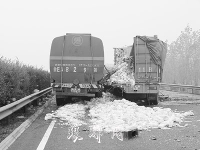 京沪高速山东段大雾弥漫18辆货车大追尾多图