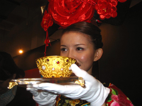 1公斤黄金铸成金饭碗 亮相北京2005中国国际