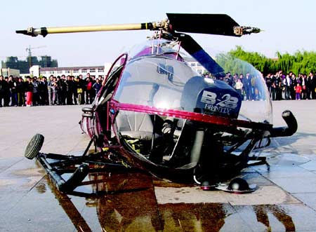 山东临沂直升飞机坠落广场2名驾驶员受伤