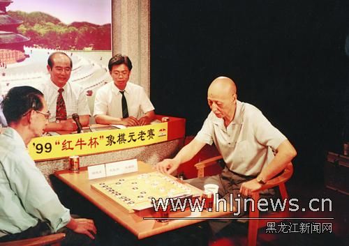 他曾在省报摆起楚河汉界访中国象棋特级大师