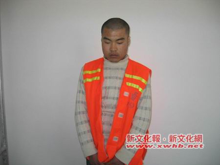 时,突然两名骑摩托车男子抢走了她的包,包内有一部红色手机和部分现金