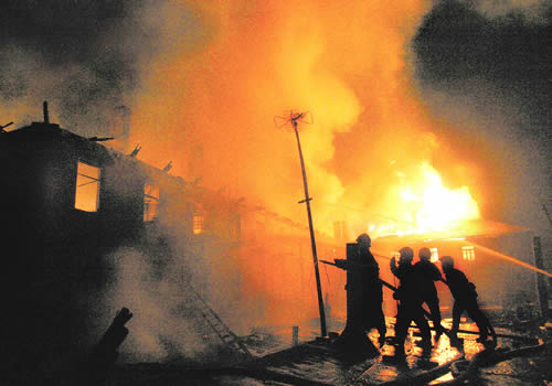 沈阳市和平区一居民楼起火 百余户居民撤离[图