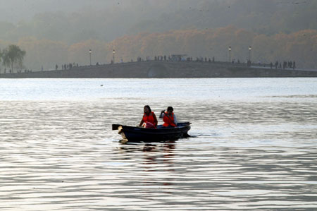 杭州西湖手划船设定游客年龄老人小孩免上船