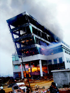 东风汽车武汉总部在建大楼发生大火(图)