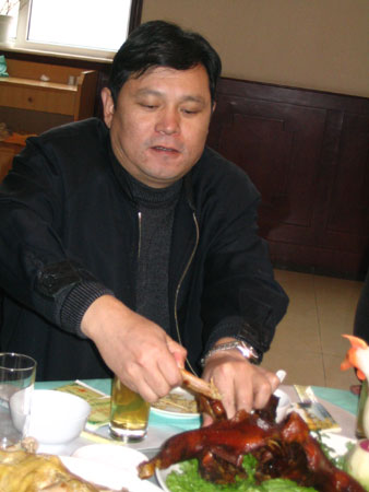 新疆泽普县县委书记带头吃鸡肉图