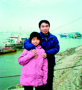 重庆晨报:大学生带着妹妹求学12年 哥哥谢绝捐
