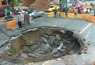 台湾高雄捷运又现塌陷事故 塌陷深度约50米半