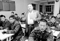 上海“胖老师”自愿教英语