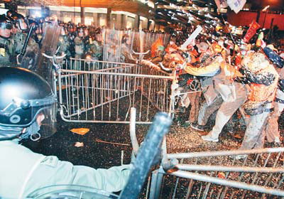 香港小时平息反世贸骚乱(图)