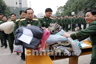武警湖北总队捐款捐物(图)