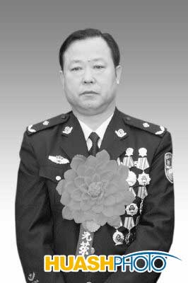 新闻中心 国内新闻 > 正文     大连市公安局离休民警,从警40余年来共