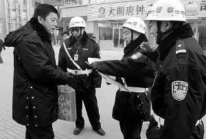 民警新工作:上街抓警服