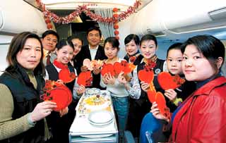 空姐组织旅客举行祝福语比赛