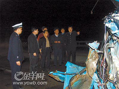韶关特大车祸:客货迎头相撞导致八死十九伤