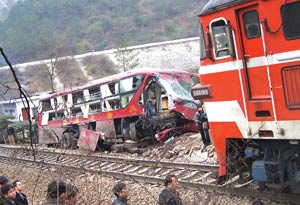 贵州独山客车火车相撞31人受伤(图)