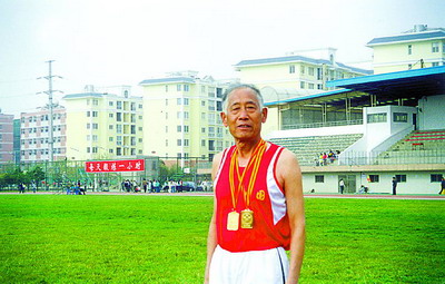 田径场上夕阳红 张永春和昆明市老年长跑队