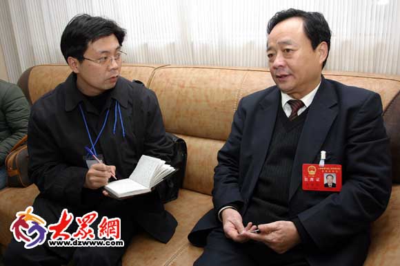 省人大代表,枣庄市委书记马金忠(右)接受本网记者采访