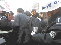 辽宁打击假警服行动人性化执法收缴53件假警服