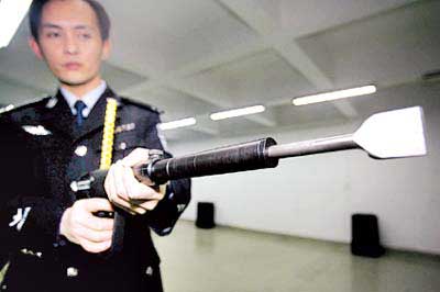 北京警方将装备15种新武器 拐弯枪可任意变角度