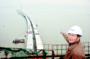 连接深圳香港跨海大桥今天贯通