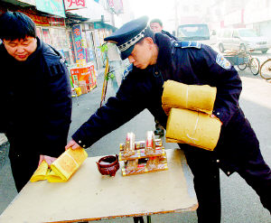 进行查处;工商部门加大对各大日用杂品批发市场和农贸市场的监管力度