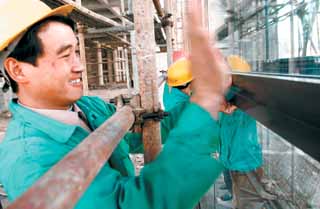 深圳重点工程过年不休息 建设者坚守工作岗位