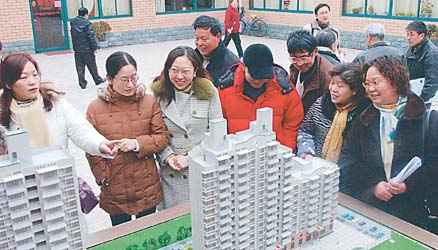 杨浦区有关部门为动迁居民着想房展办到家门口