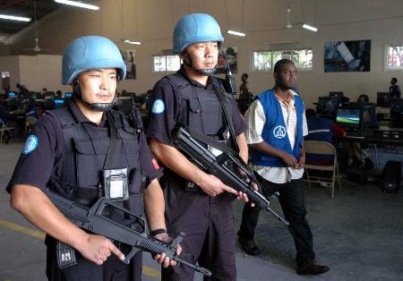 中国维和警察将保卫海地大选计票中心(组图)