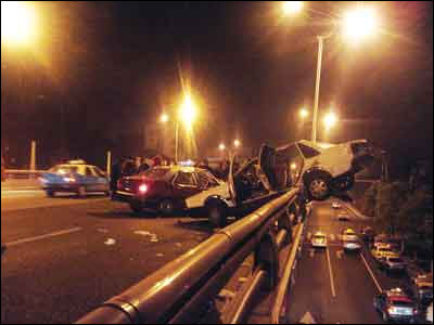 武汉高架桥发生惊险车祸两车对撞轿车悬空(图)