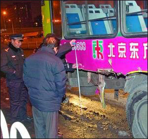 北京一列火车倒行时与664路公交车发生碰撞(图