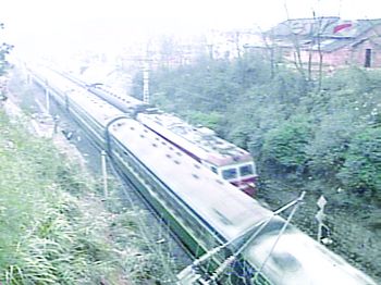 铁路的公路桥栏杆后掉在京广线耒阳北头k181