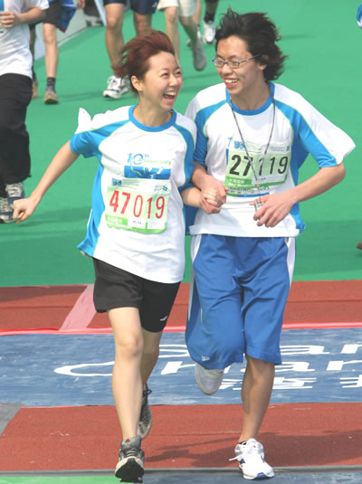 台湾盲人跑手参赛港马拉松 终点求婚赢得美人