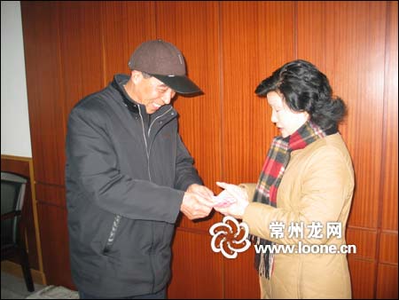 88岁老教师匿名助学子(图)