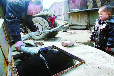河南新密煤矿开采导致缺水村民八年买水度日