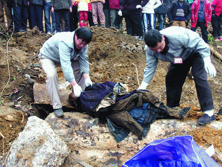 施工人员从一民房宅基地下,挖出了一具尚未腐烂的女尸