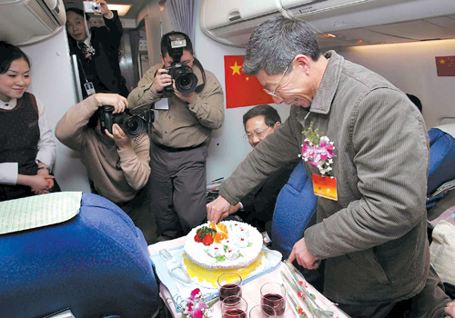 重庆书记市长邀农民人大代表切蛋糕