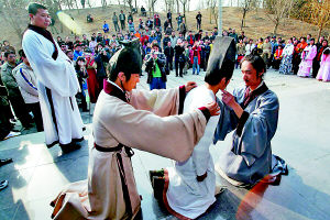 人民大学一学生穿汉服行加冠仪式