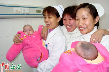 赣首例连体婴儿健康出院将被福利院领养(图)