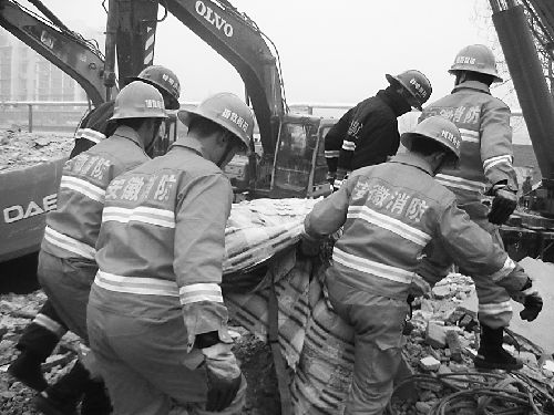 5层在拆楼坍塌 蚌埠多部门17小时救援(图)