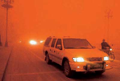 新疆南部出现红色沙尘暴 悬浮物超标222倍(图