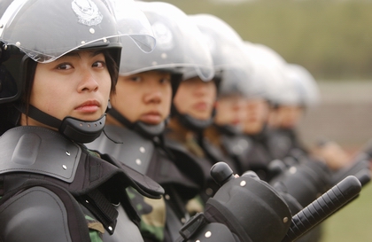 记者探访成都特警支队训练营里的女警(图)
