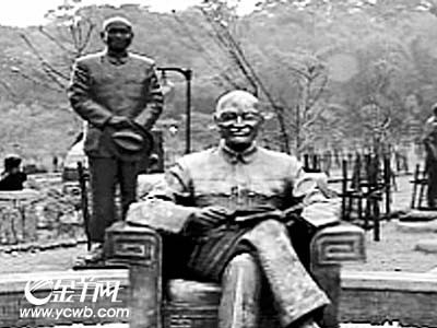 图:蒋介石铜像散落在慈湖蒋介石陵寝旁边的雕塑纪念公园里.