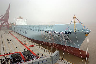 全球最大集装箱船舶中远宁波号开始首航(图